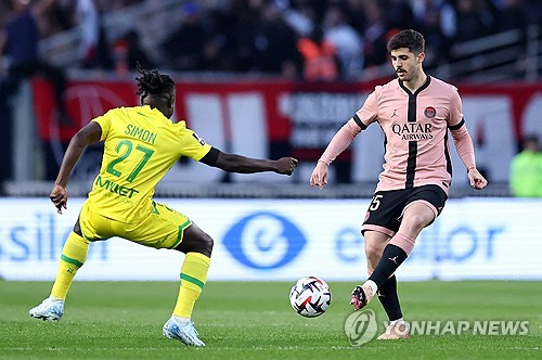 루이스 엔리케 감독이 이끄는 PSG가 23일(한국시간) 프랑스 낭트에 있는 스타드 드라 보주아에서 열린 낭트와의 2024-2025시즌 리그1 29라운드 순연 경기에서 1-1로 비겼다. 이강인도 지난 르아브르전에 이어 2경기 연속 선발 출장하면서 기회를 받았다. 나아가 리그 6호 도움을 기록해 지난 2022-2023시즌 마요르카(스페인)에서 기록한 자신의 커리어 하이 기록과 타이를 이뤘다. 연합뉴스