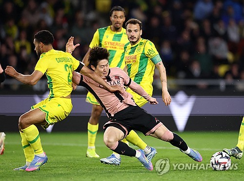 루이스 엔리케 감독이 이끄는 PSG가 23일(한국시간) 프랑스 낭트에 있는 스타드 드라 보주아에서 열린 낭트와의 2024-2025시즌 리그1 29라운드 순연 경기에서 1-1로 비겼다. 이강인도 지난 르아브르전에 이어 2경기 연속 선발 출장하면서 기회를 받았다. 나아가 리그 6호 도움을 기록해 지난 2022-2023시즌 마요르카(스페인)에서 기록한 자신의 커리어 하이 기록과 타이를 이뤘다. 연합뉴스