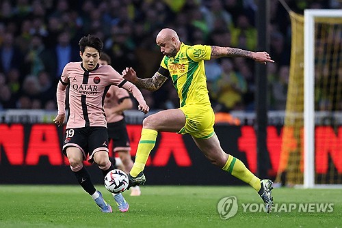 루이스 엔리케 감독이 이끄는 PSG가 23일(한국시간) 프랑스 낭트에 있는 스타드 드라 보주아에서 열린 낭트와의 2024-2025시즌 리그1 29라운드 순연 경기에서 1-1로 비겼다. 이강인도 지난 르아브르전에 이어 2경기 연속 선발 출장하면서 기회를 받았다. 나아가 리그 6호 도움을 기록해 지난 2022-2023시즌 마요르카(스페인)에서 기록한 자신의 커리어 하이 기록과 타이를 이뤘다. 연합뉴스