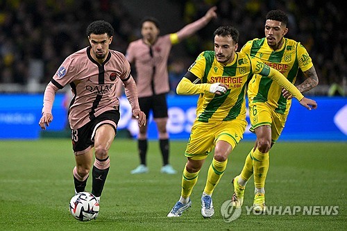 루이스 엔리케 감독이 이끄는 PSG가 23일(한국시간) 프랑스 낭트에 있는 스타드 드라 보주아에서 열린 낭트와의 2024-2025시즌 리그1 29라운드 순연 경기에서 1-1로 비겼다. 이강인도 지난 르아브르전에 이어 2경기 연속 선발 출장하면서 기회를 받았다. 나아가 리그 6호 도움을 기록해 지난 2022-2023시즌 마요르카(스페인)에서 기록한 자신의 커리어 하이 기록과 타이를 이뤘다. 연합뉴스