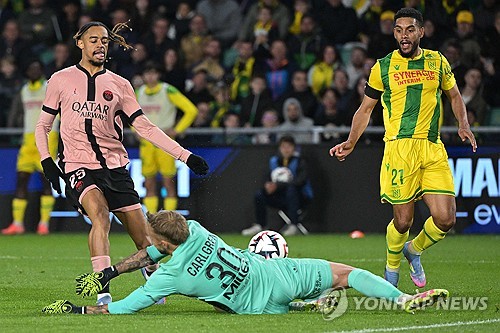 루이스 엔리케 감독이 이끄는 PSG가 23일(한국시간) 프랑스 낭트에 있는 스타드 드라 보주아에서 열린 낭트와의 2024-2025시즌 리그1 29라운드 순연 경기에서 1-1로 비겼다. 이강인도 지난 르아브르전에 이어 2경기 연속 선발 출장하면서 기회를 받았다. 나아가 리그 6호 도움을 기록해 지난 2022-2023시즌 마요르카(스페인)에서 기록한 자신의 커리어 하이 기록과 타이를 이뤘다. 연합뉴스