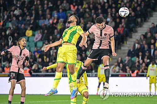 루이스 엔리케 감독이 이끄는 PSG가 23일(한국시간) 프랑스 낭트에 있는 스타드 드라 보주아에서 열린 낭트와의 2024-2025시즌 리그1 29라운드 순연 경기에서 1-1로 비겼다. 이강인도 지난 르아브르전에 이어 2경기 연속 선발 출장하면서 기회를 받았다. 나아가 리그 6호 도움을 기록해 지난 2022-2023시즌 마요르카(스페인)에서 기록한 자신의 커리어 하이 기록과 타이를 이뤘다. 연합뉴스