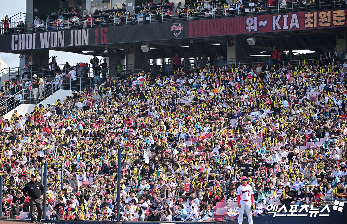 23일 오후 광주기아챔피언스필드에서 열린 '2025 신한 SOL Bank KBO리그' NC 다이노스와 KIA 타이거즈의 경기, 경기장을 찾은 관중들이 열띤 응원을 선보이고 있다. 엑스포츠뉴스 DB