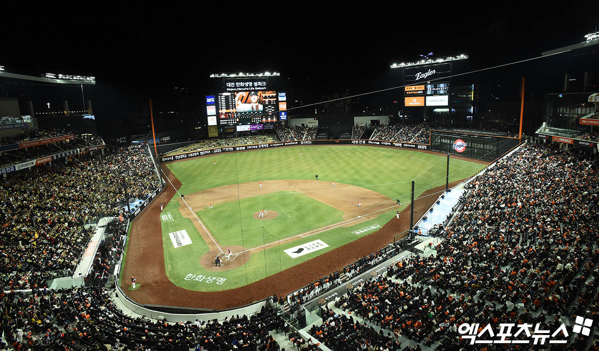 28일 오후 대전한화생명볼파크에서 열린 '2025 신한 SOL Bank KBO리그' 한화 이글스와 KIA 타이거즈의 경기, 만원 관중이 경기를 관람하고 있다. 엑스포츠뉴스 DB