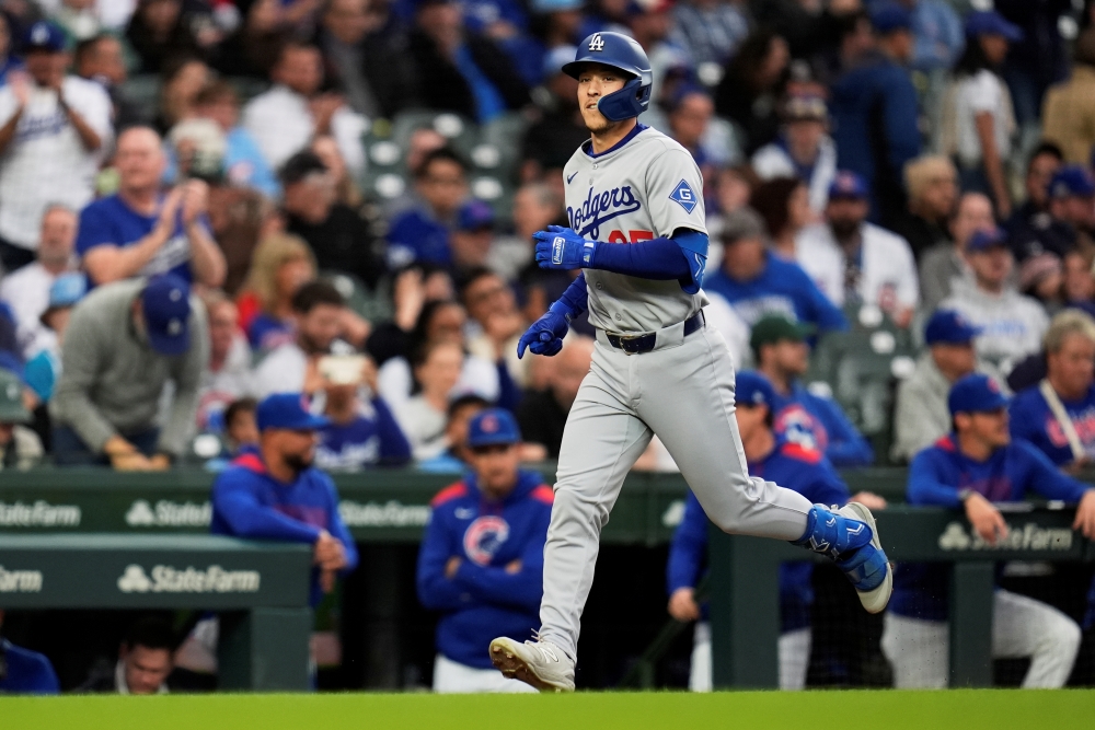 23일 미국 일리노이주 시카고의 리글리필드에서 열린 2025 미국프로야구 메이저리그 LA 다저스와 시카고 컵스의 경기, 컵스가 10회말 이안 햅의 끝내기 안타에 힘입어 11:10으로 승리했다. 1회초 2사 1, 2루 다저스 에드먼이 홈런을 치고 그라운드를 돌고 있다. AP 연합뉴스