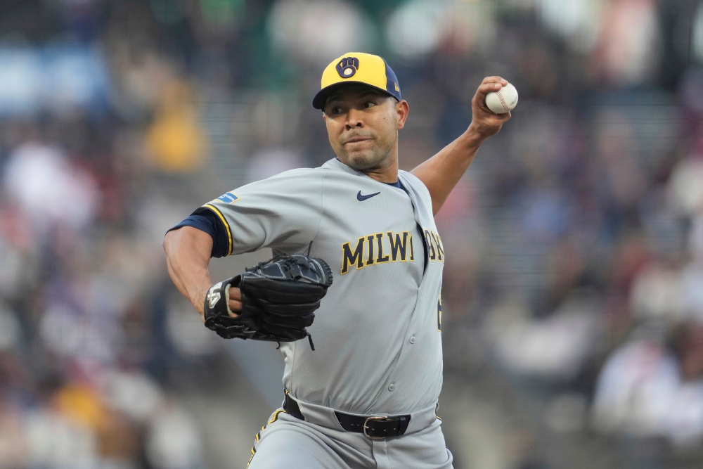 23일 미국 캘리포니아주 샌프란시스코의 오라클파크에서 열린 2025 미국프로야구 메이저리그 밀워키 브루어스와 샌프란시스코 자이언츠의 경기, 밀워키 선발 호세 퀸타나가 공을 힘차게 던지고 있다. AP 연합뉴스