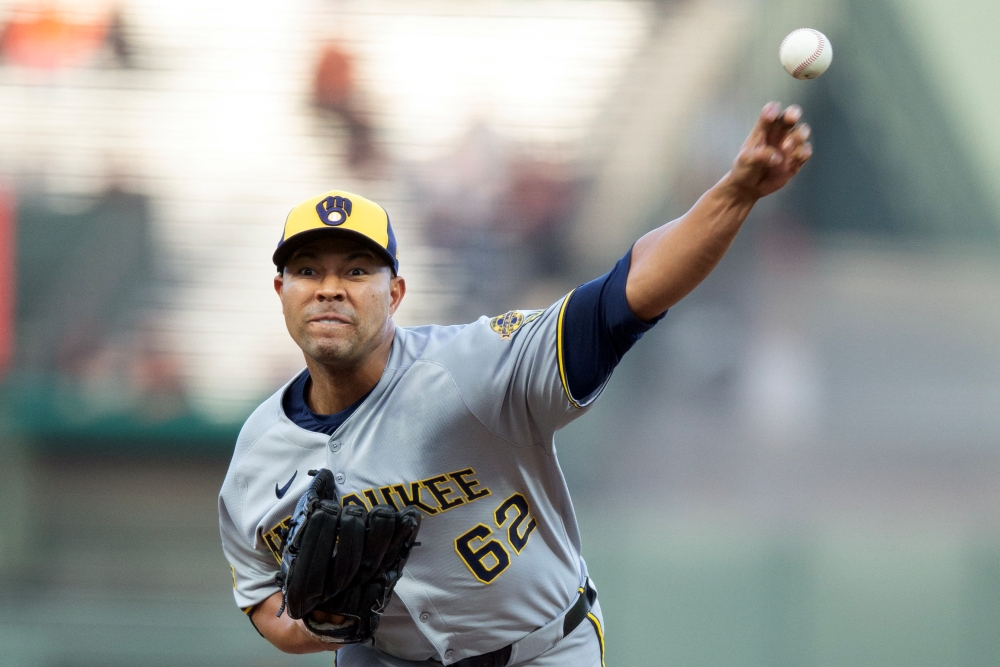 23일 미국 캘리포니아주 샌프란시스코의 오라클파크에서 열린 2025 미국프로야구 메이저리그 밀워키 브루어스와 샌프란시스코 자이언츠의 경기, 밀워키 선발 호세 퀸타나가 공을 힘차게 던지고 있다. REUTERS 연합뉴스