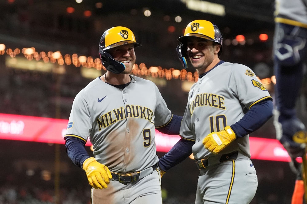 23일 미국 캘리포니아주 샌프란시스코의 오라클파크에서 열린 2025 미국프로야구 메이저리그 밀워키 브루어스와 샌프란시스코 자이언츠의 경기, 6회초 2사 1루 밀워키 제이크 바우어스(왼쪽)가 홈런을 날린 뒤 살 프렐릭(오른쪽)과 기쁨을 나누고 있다. AP 연합뉴스