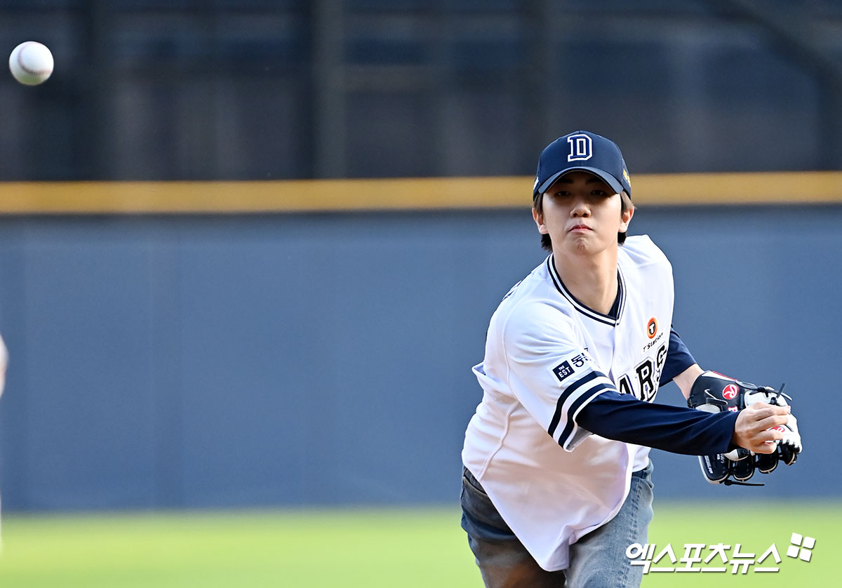 17일 오후 서울 송파구 잠실야구장에서 열린 '2024 신한 SOL Bank KBO리그' 롯데 자이언츠와 두산 베어스의 경기, 경기 전 크래비티 원진이 시구에 임하고 있다. 엑스포츠뉴스 DB