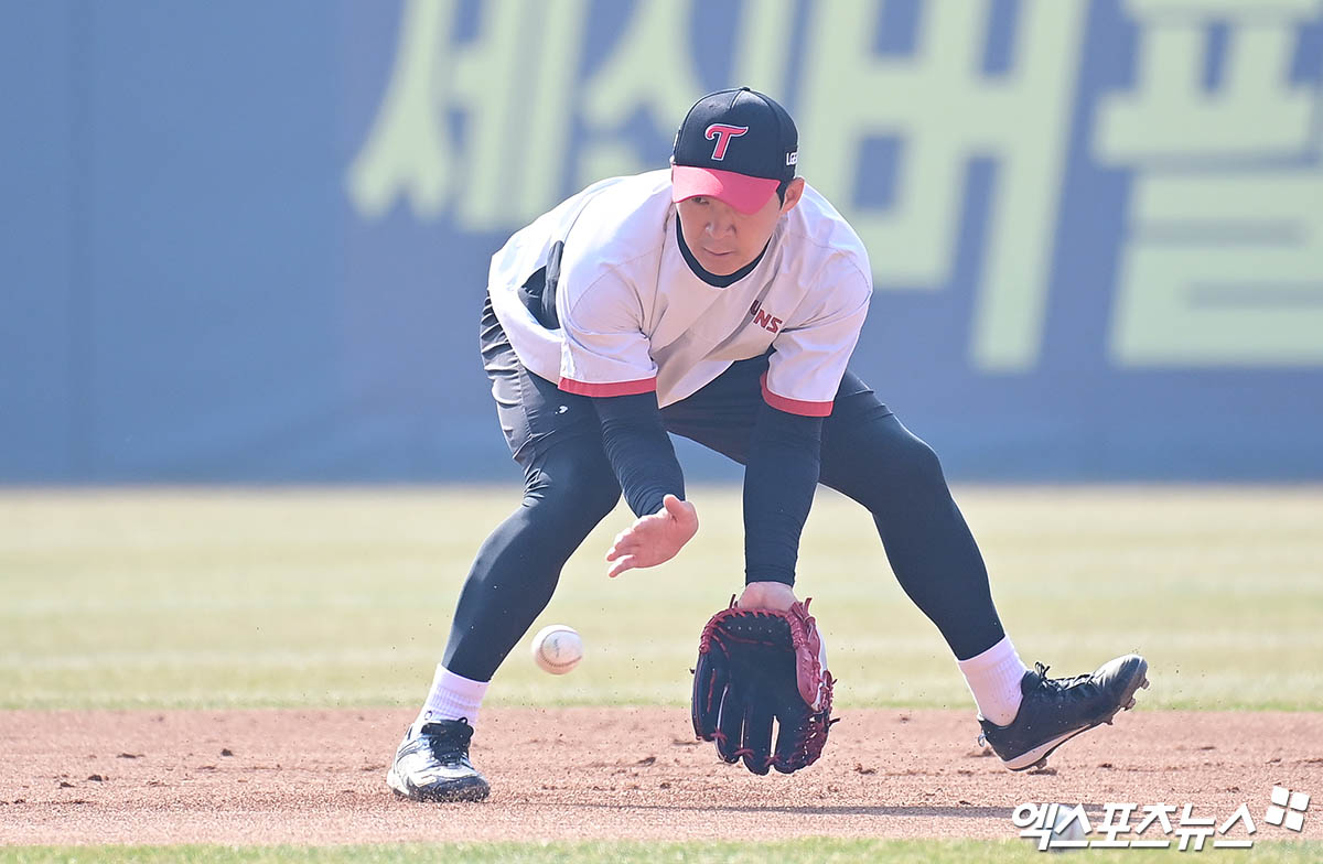 LG 내야수 오지환은 23일 잠실구장에서 열릴 '2025 신한 SOL Bank KBO 리그' NC와 주중 3연전 두 번째 경기를 앞두고 벤치에서 대기한다. 허리 통증으로 타격이 힘든 상황이다. 엑스포츠뉴스 DB