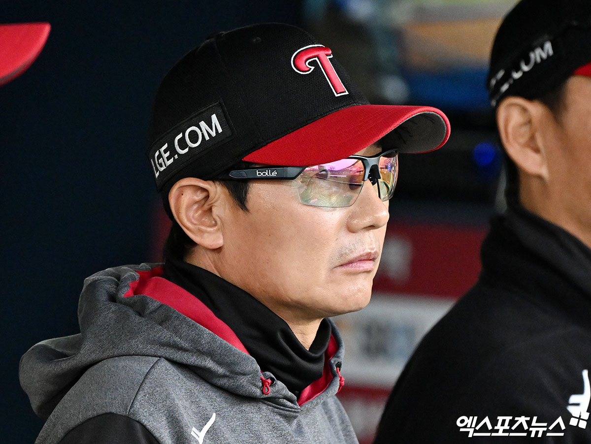염경엽 LG 감독은 23일 잠실구장에서 열릴 '2025 신한 SOL Bank KBO 리그' NC와 주중 3연전 두 번째 경기를 앞두고 지난 경기를 돌아봤다. 이영빈 타석에서 대타를 활용하지 않은 이유를 설명했다. 엑스포츠뉴스 DB