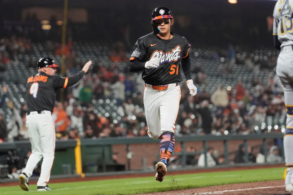 메이저리그 공식 홈페이지 MLB.com이 올 시즌 3할 타율을 기록할 선수 6명 중 한 명으로 이정후를 꼽았다. 매체는 이정후가 장타까지 선보이면서 지난해보다 나은 모습을 보여주고 있는 점을 주목했으며, KBO리그에서 MVP를 수상한 이력을 언급하기도 했다. AP 연합뉴스