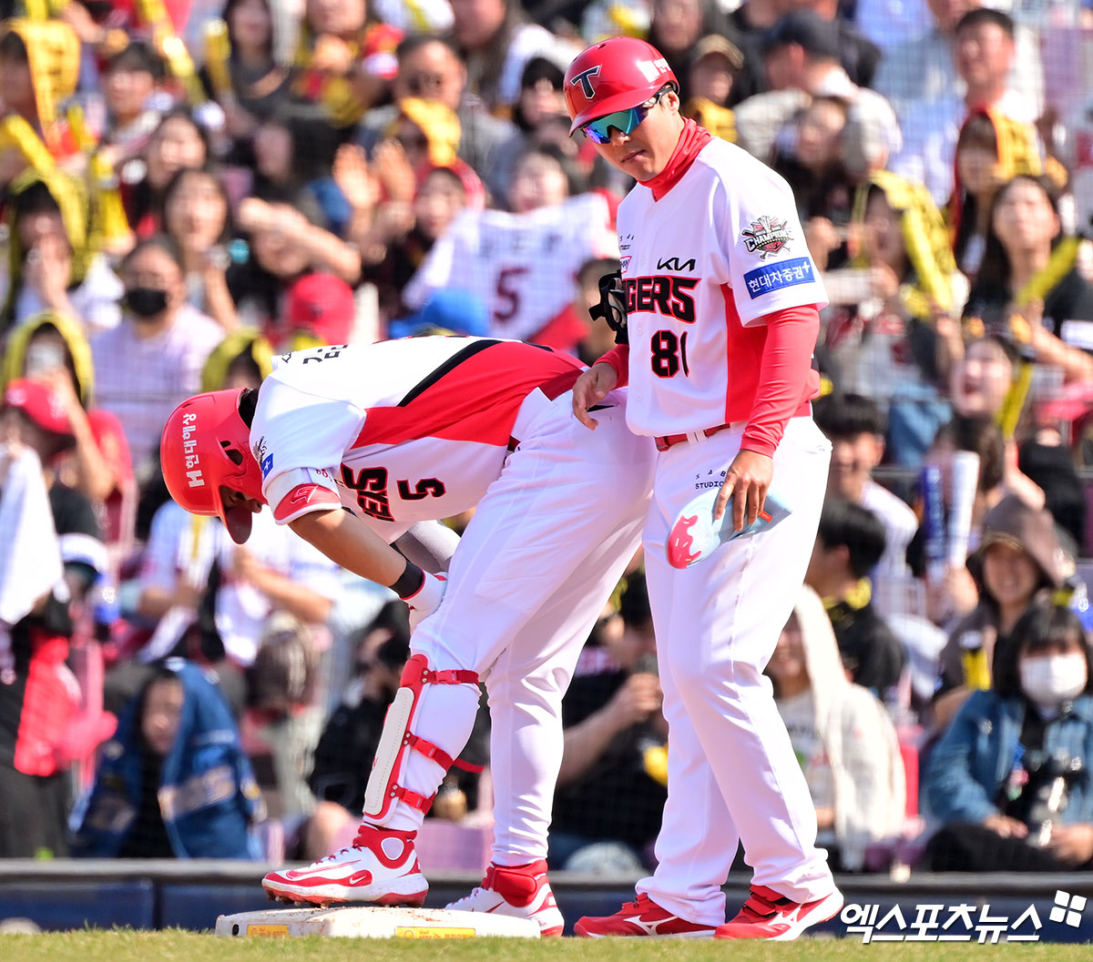 KIA 타이거즈 김도영이 올해 정규시즌 개막전에서 햄스트링을 다친 뒤 아파하고 있다. 엑스포츠뉴스 DB