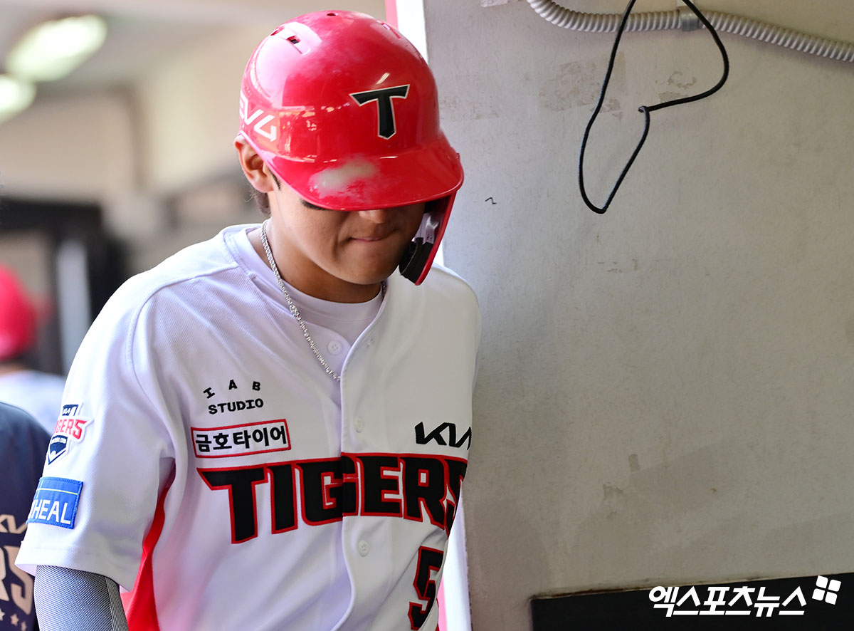 KIA 타이거즈 김도영이 올해 정규시즌 개막전에서 햄스트링을 다쳐 교체된 뒤 아쉬워하고 있다. 엑스포츠뉴스 DB