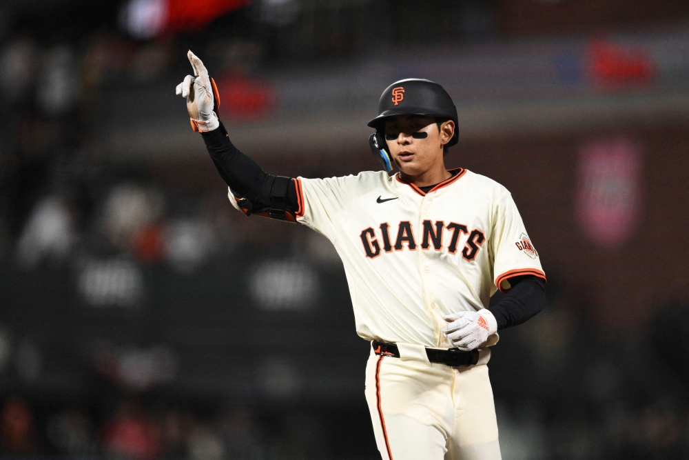 메이저리그 공식 홈페이지 MLB.com이 올 시즌 3할 타율을 기록할 선수 6명 중 한 명으로 이정후를 꼽았다. 매체는 이정후가 장타까지 선보이면서 지난해보다 나은 모습을 보여주고 있는 점을 주목했으며, KBO리그에서 MVP를 수상한 이력을 언급하기도 했다. AFP 연합뉴스