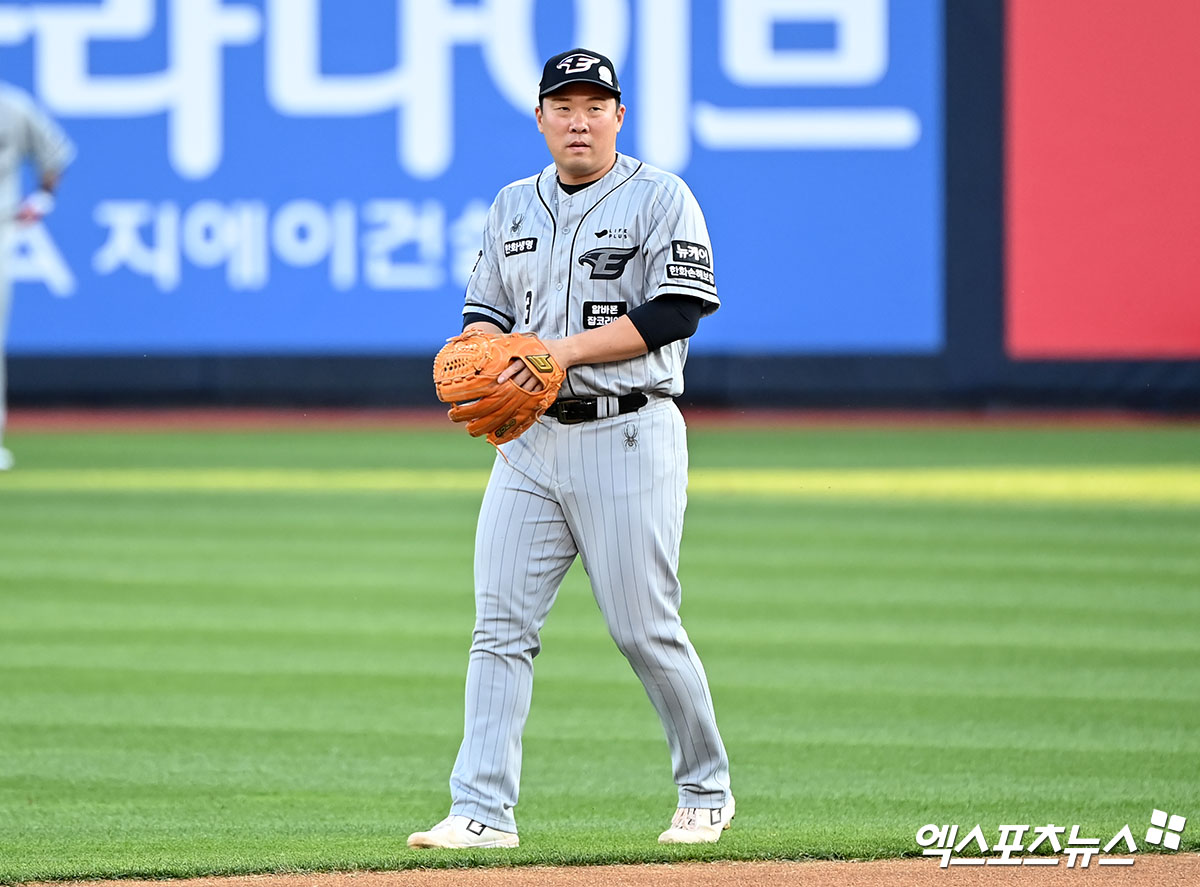 한화 이글스 베테랑 내야수 안치홍이 23일 부산 사직야구장에서 열리는 2025 신한 SOL Bank KBO리그 롯데 자이언츠와의 팀 간 3차전에 앞서 1군 엔트리에 등록됐다. 사진 엑스포츠뉴스 DB