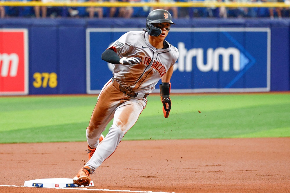 메이저리그 공식 홈페이지 MLB.com이 올 시즌 3할 타율을 기록할 선수 6명 중 한 명으로 이정후를 꼽았다. 매체는 이정후가 장타까지 선보이면서 지난해보다 나은 모습을 보여주고 있는 점을 주목했으며, KBO리그에서 MVP를 수상한 이력을 언급하기도 했다. AFP 연합뉴스