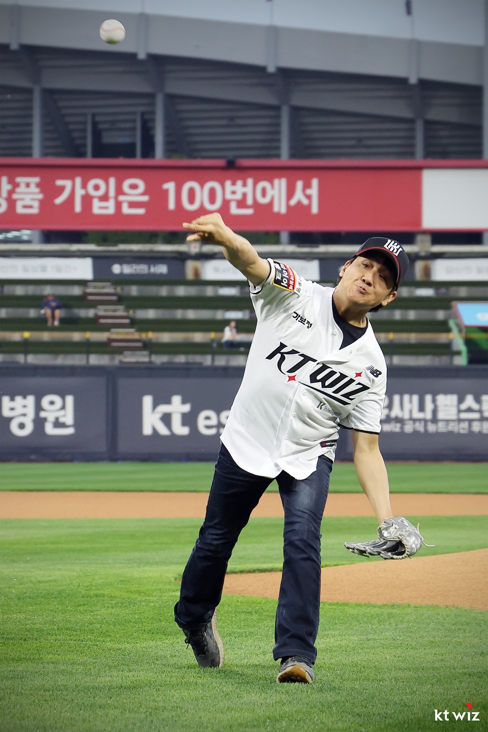 ESG데이를 맞아 새벽빛장애인학교 학생 채지원 씨가 시구하고 있다. KT 위즈