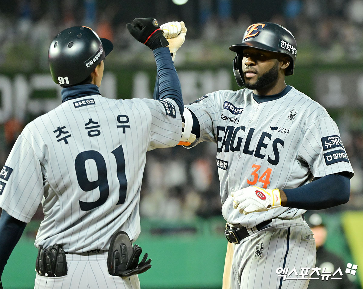 한화 이글스 외국인 타자 에스테반 플로리얼(오른쪽)이 23일 부산 사직야구장에서 열린 2025 신한 SOL Bank KBO리그 롯데 자이언츠와의 팀 간 3차전에서 1회초와 2회초 연속 안타로 게임 초반 멀티 히트를 완성했다. 사진 엑스포츠뉴스 DB