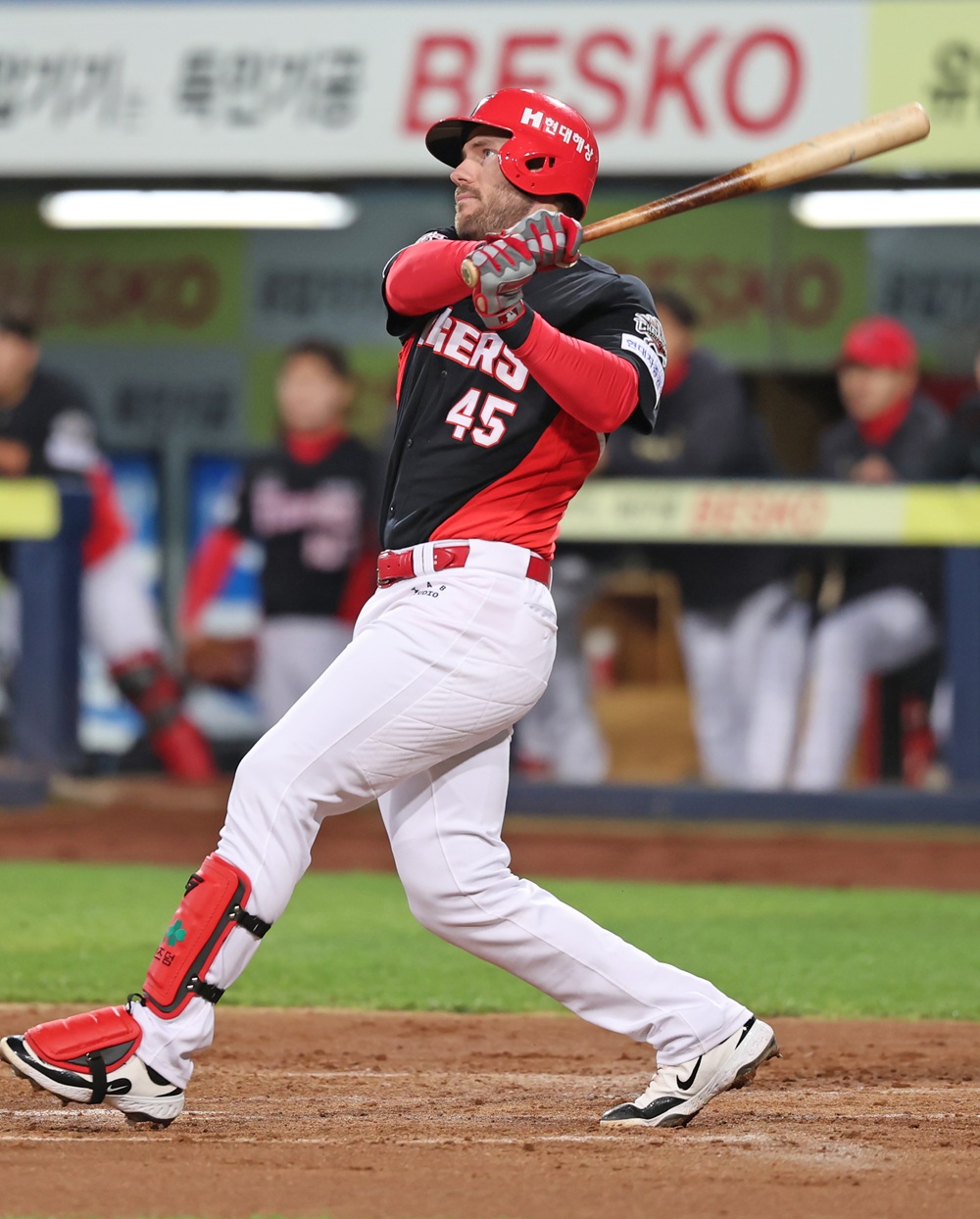 KIA 타이거즈 위즈덤이 23일 대구 삼성 라이온즈전에서 타격하고 있다. KIA 타이거즈