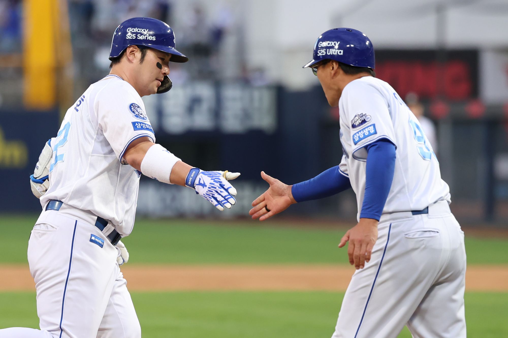 삼성 라이온즈 박병호가 23일 대구 KIA 타이거즈전에서 홈런을 친 뒤 베이스를 돌고 있다. 삼성 라이온즈