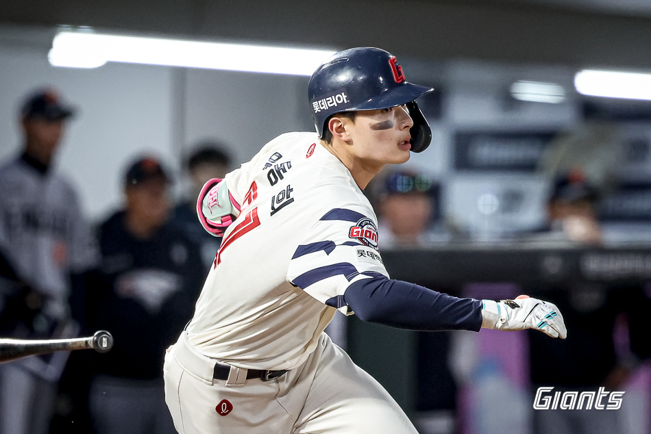롯데 자이언츠 외야수 윤동희가 23일 부산 사직야구장에서 열린 2025 신한 SOL Bank KBO리그 한화 이글스와의 팀 간 3차전에서 7회말 1타점 적시타를 기록했다. 사진 롯데 자이언츠