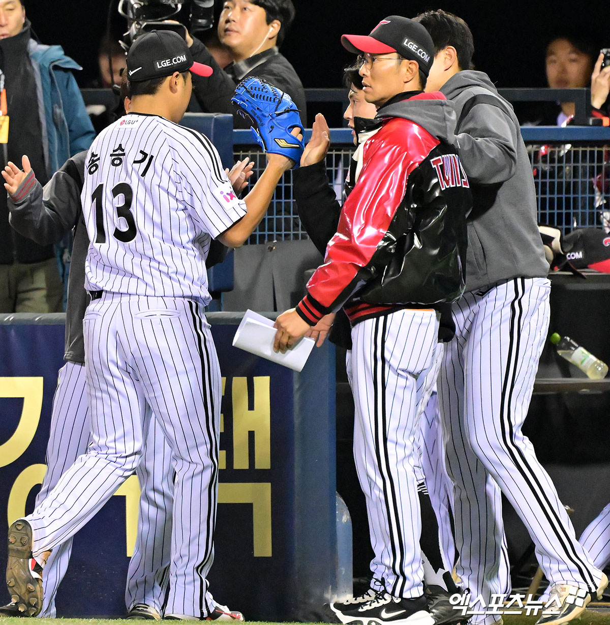 LG 투수 송승기(13번)는 23일 잠실구장에서 열린 '2025 신한 SOL Bank KBO 리그' NC와 주중 3연전 두 번째 경기에서 선발 등판했다. 6이닝 무피안타 무실점으로 깔끔한 투구를 선보여 팀 승리에 보탬이 됐다. 엑스포츠뉴스 DB
