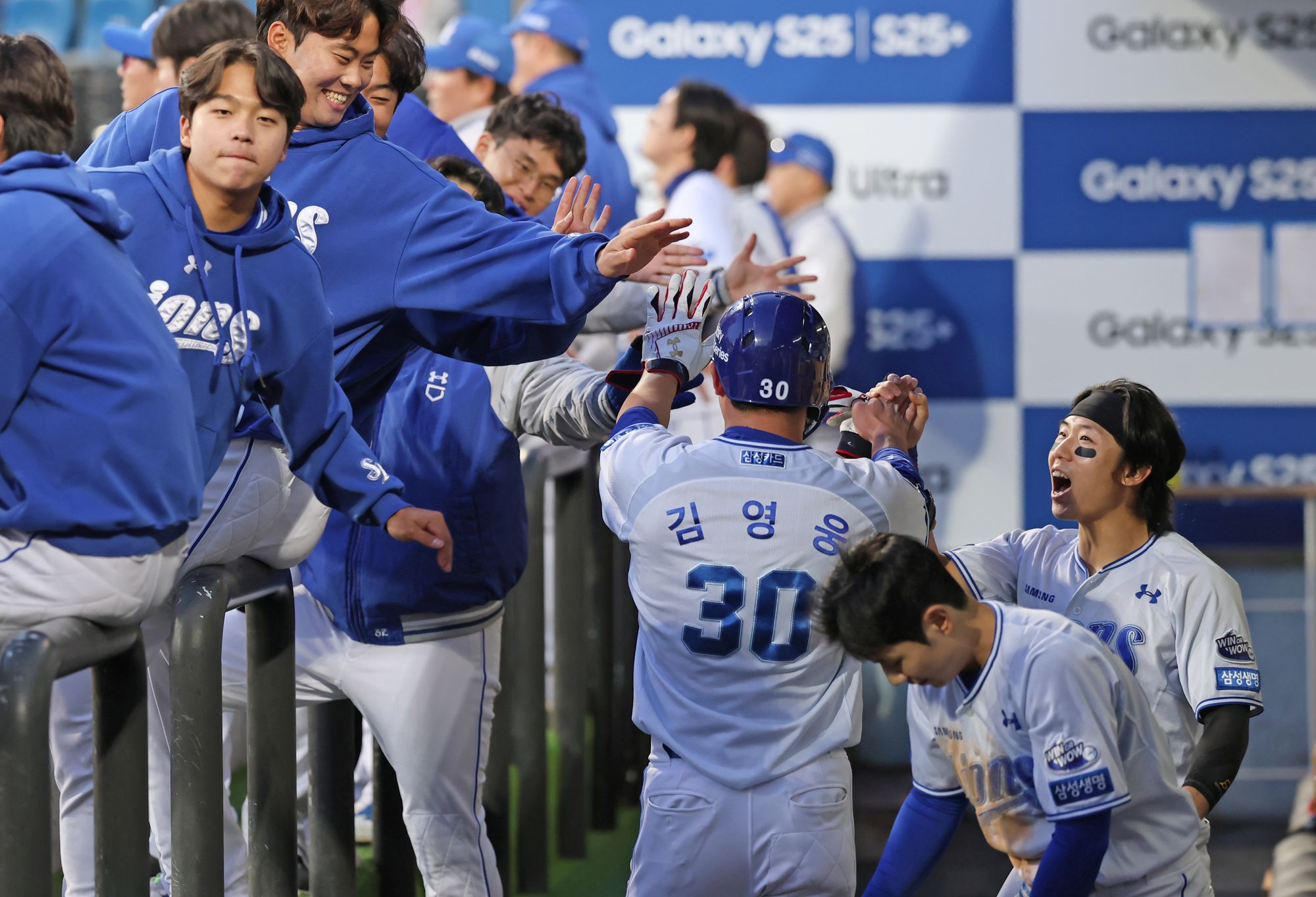 삼성 라이온즈 내야수 김영웅이 23일 대구 KIA 타이거즈전에서 홈런을 친 뒤 축하 받고 있다. 삼성 라이온즈