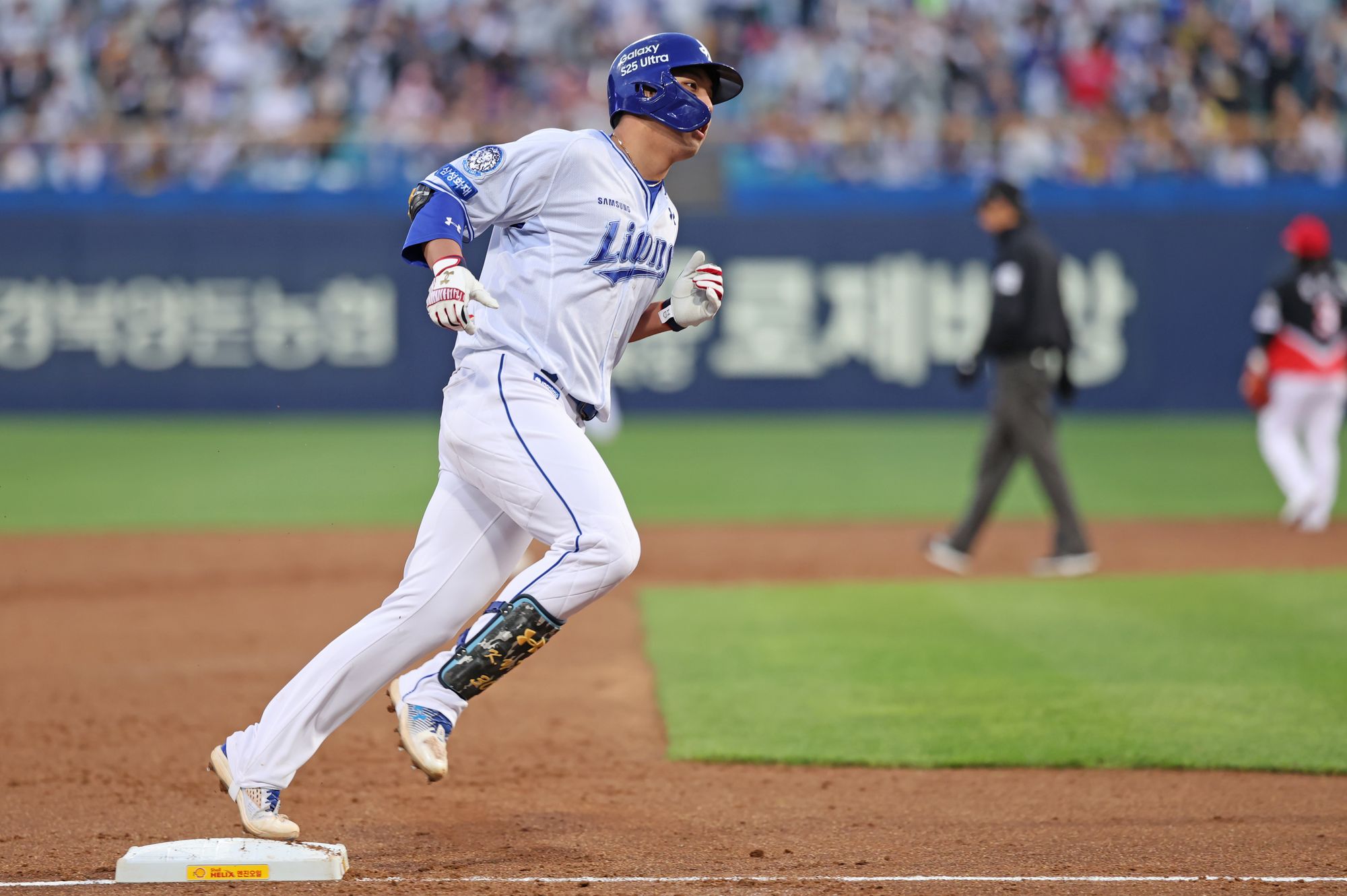 삼성 라이온즈 내야수 김영웅이 23일 대구 KIA 타이거즈전에서 홈런을 친 뒤 축하 받고 있다. 삼성 라이온즈