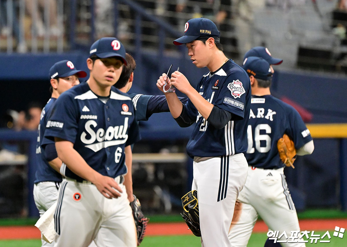 23일 오후 서울 구로구 고척스카이돔에서 열린 '2025 신한 SOL Bank KBO리그' 두산 베어스와 키움 히어로즈의 경기, 4회말 키움 푸이그가 두산 김유성의 높은 공을 피한 후 마운드를 향해 다가서며 벤치 클리어링이 발발했다. 고척, 김한준 기자