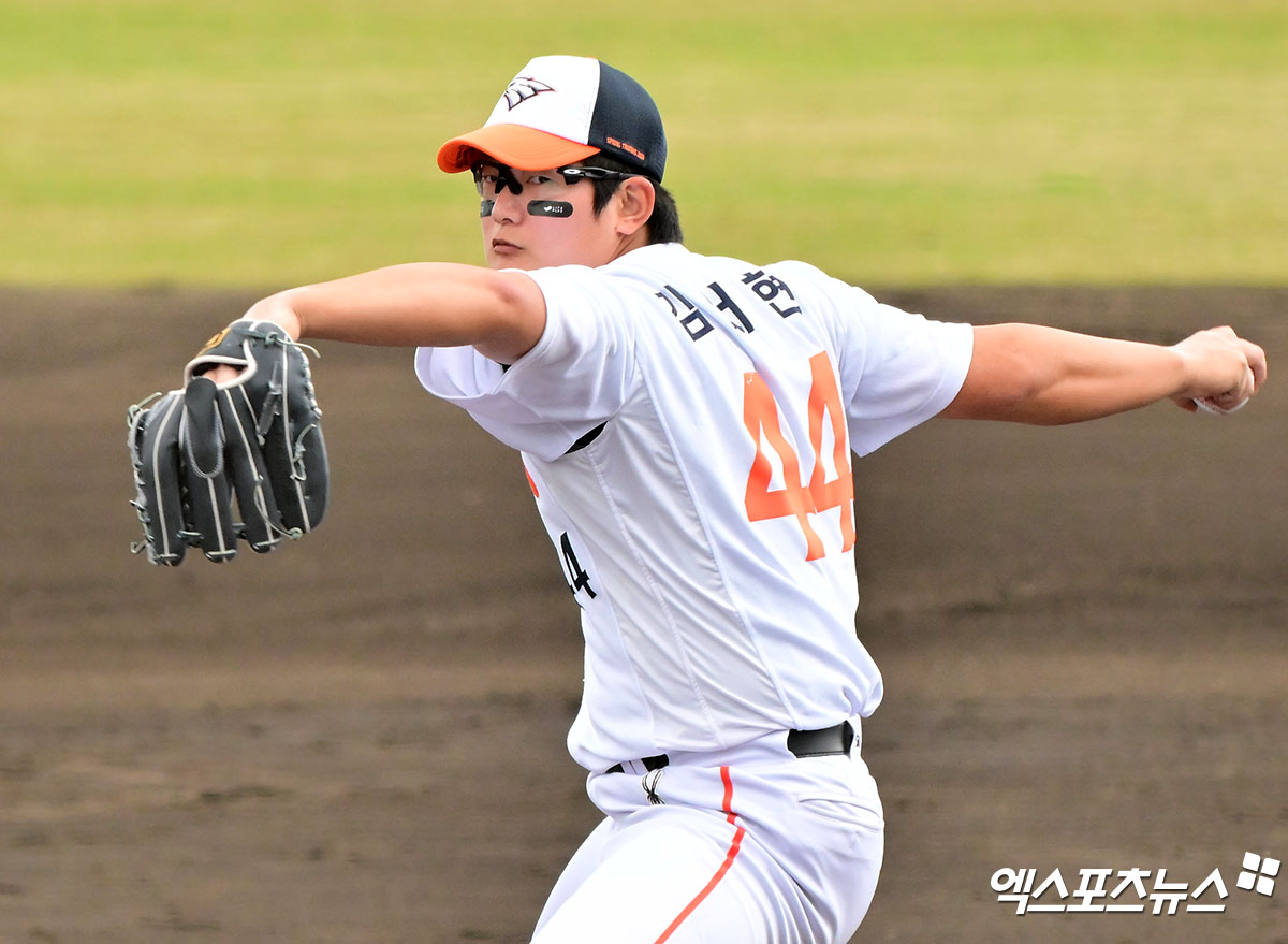 한화 이글스 마무리 김서현이 지난 23일 부산 사직야구장에서 열린 2025 신한 SOL Bank KBO리그 롯데 자이언츠와의 팀 간 3차전에서 9회말 등판, 1이닝 2볼넷 무실점으로 팀 승리를 지켜냈다. 사진 엑스포츠뉴스 DB