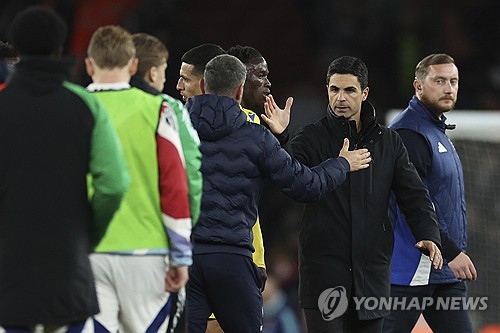 미켈 아르테타 감독이 이끄는 아스널이 23일(한국시간) 영국 런던에 있는 에미레이츠 스타디움에서 열린 크리스탈 팰리스와의 2024-2025시즌 프리미어리그 34라운드 홈 경기에서 2-2 무승부를 거뒀다. 연합뉴스