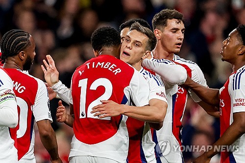 미켈 아르테타 감독이 이끄는 아스널이 23일(한국시간) 영국 런던에 있는 에미레이츠 스타디움에서 열린 크리스탈 팰리스와의 2024-2025시즌 프리미어리그 34라운드 홈 경기에서 2-2 무승부를 거뒀다. 연합뉴스