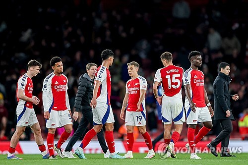 미켈 아르테타 감독이 이끄는 아스널이 23일(한국시간) 영국 런던에 있는 에미레이츠 스타디움에서 열린 크리스탈 팰리스와의 2024-2025시즌 프리미어리그 34라운드 홈 경기에서 2-2 무승부를 거뒀다. 연합뉴스