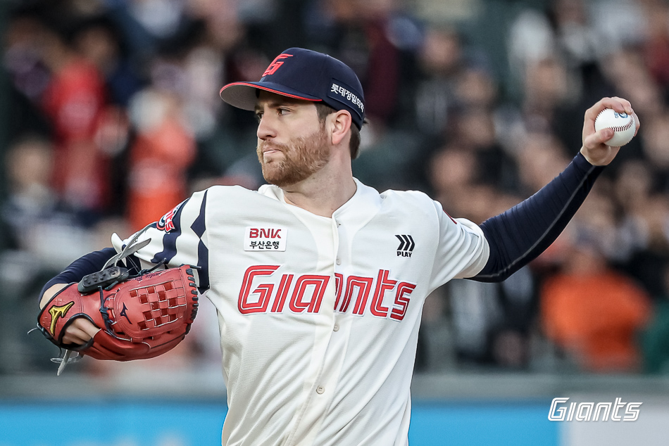 롯데 자이언츠 외국인 투수 찰리 반즈가 지난 23일 한화와의 홈 경기에 선발등판, 5이닝 6피안타 4볼넷 3탈삼진 6실점(4자책)으로 부진했다. 사진 롯데 자이언츠