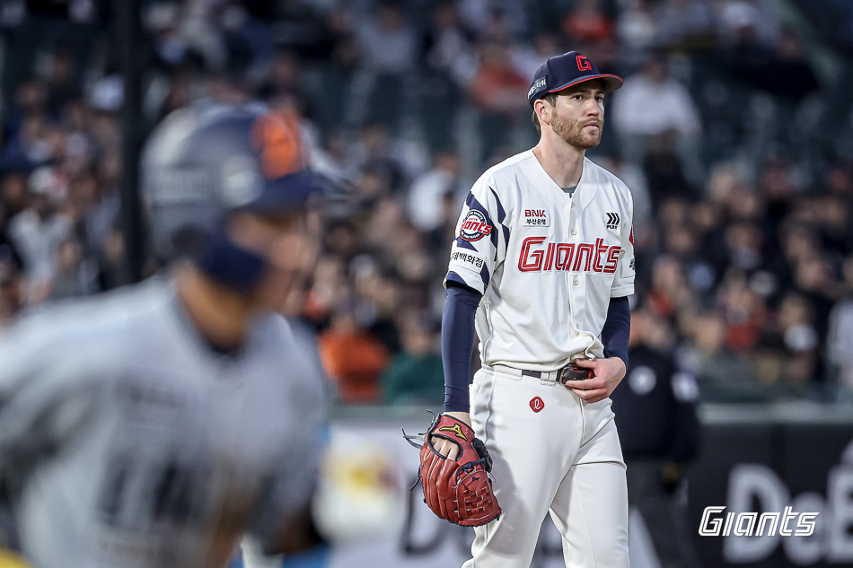 롯데 자이언츠 외국인 투수 찰리 반즈가 지난 23일 한화와의 홈 경기에 선발등판, 5이닝 6피안타 4볼넷 3탈삼진 6실점(4자책)으로 부진했다. 사진 롯데 자이언츠