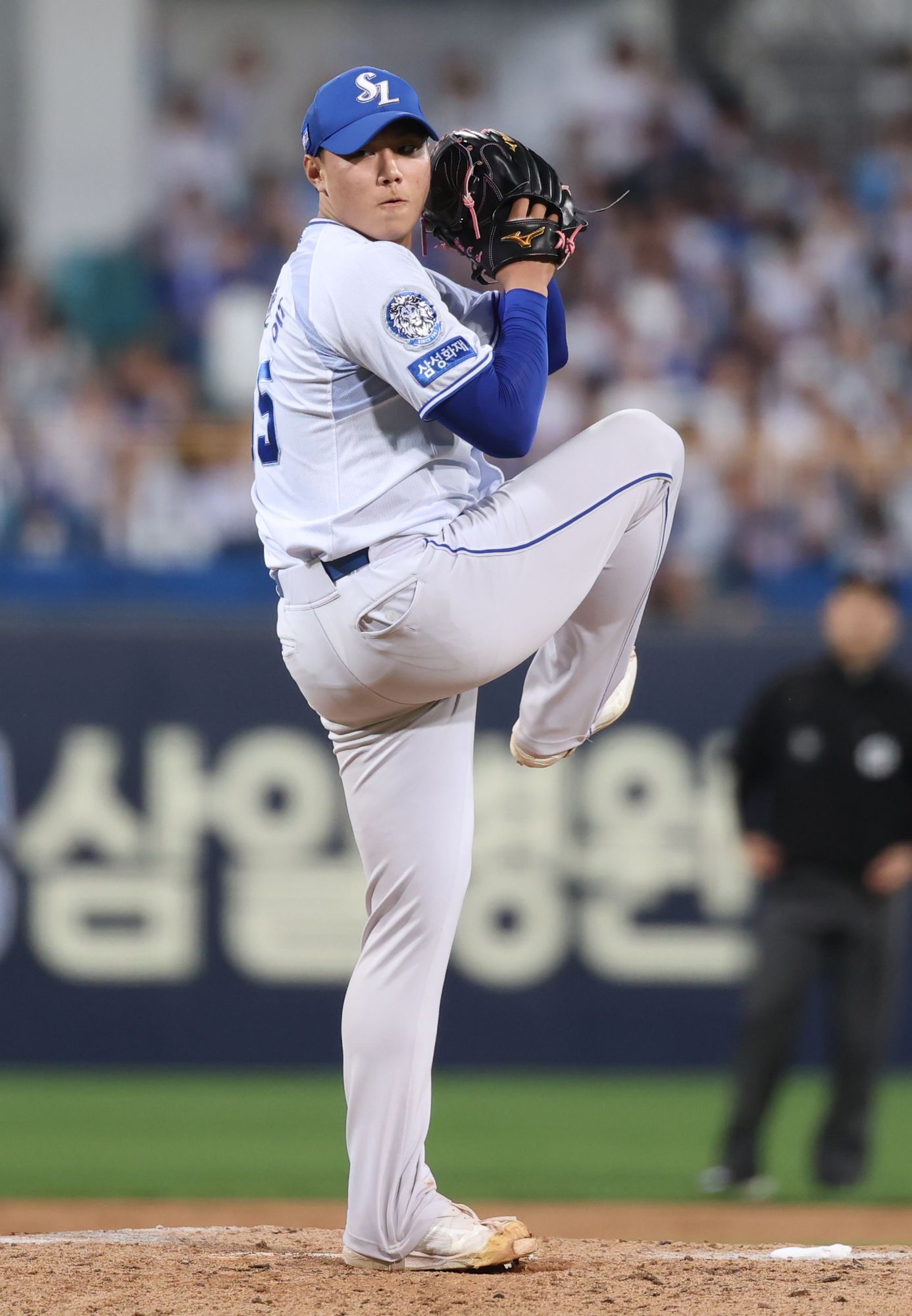 삼성 라이온즈 신인 투수 배찬승이 23일 대구 KIA 타이거즈전에 구원 등판해 투구하고 있다. 삼성 라이온즈