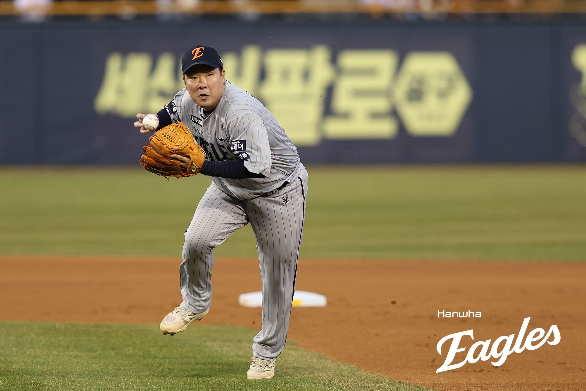 한화 이글스 베테랑 내야수 안치홍이 24일 부산 사직야구장에서 열리는 2025 신한 SOL Bank KBO리그 롯데 자이언츠와의 팀 간 3차전에 1번타자 겸 2루수로 선발 출전한다. 한화는 이 경기에서 9연승에 도전한다. 사진 한화 이글스