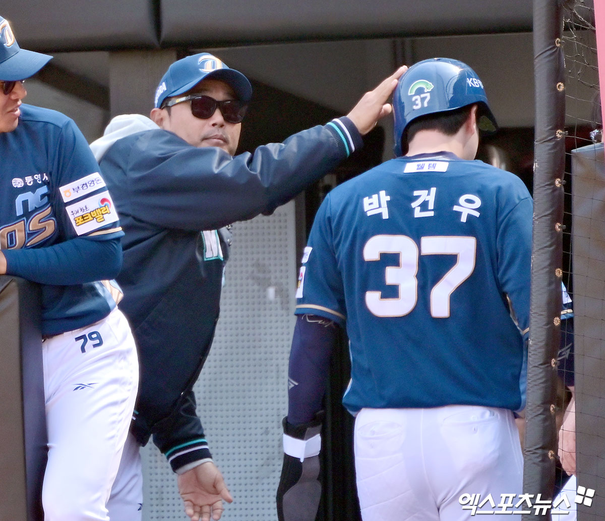 23일 오후 광주기아챔피언스필드에서 열린 '2025 신한 SOL Bank KBO리그' NC 다이노스와 KIA 타이거즈의 경기, 2회초 1사 1,2루 NC 박건우가 김형준의 1타점적시타때 득점에 성공한 후 이호준 감독의 축하를 받고 있다. 엑스포츠뉴스DB