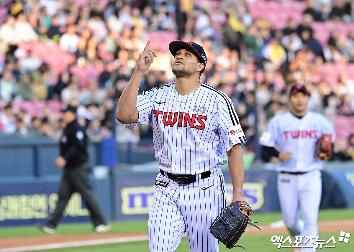 24일 오후 서울 송파구 잠실야구장에서 열린 '2025 신한 SOL Bank KBO리그' NC 다이노스와 LG 트윈스의 경기, 1회초 1사 만루 LG 선발투수 치리노스가 NC 권희동을 병살타로 처리하며 이닝을 종료시킨 뒤 기뻐하고 있다. 잠실, 박지영 기자