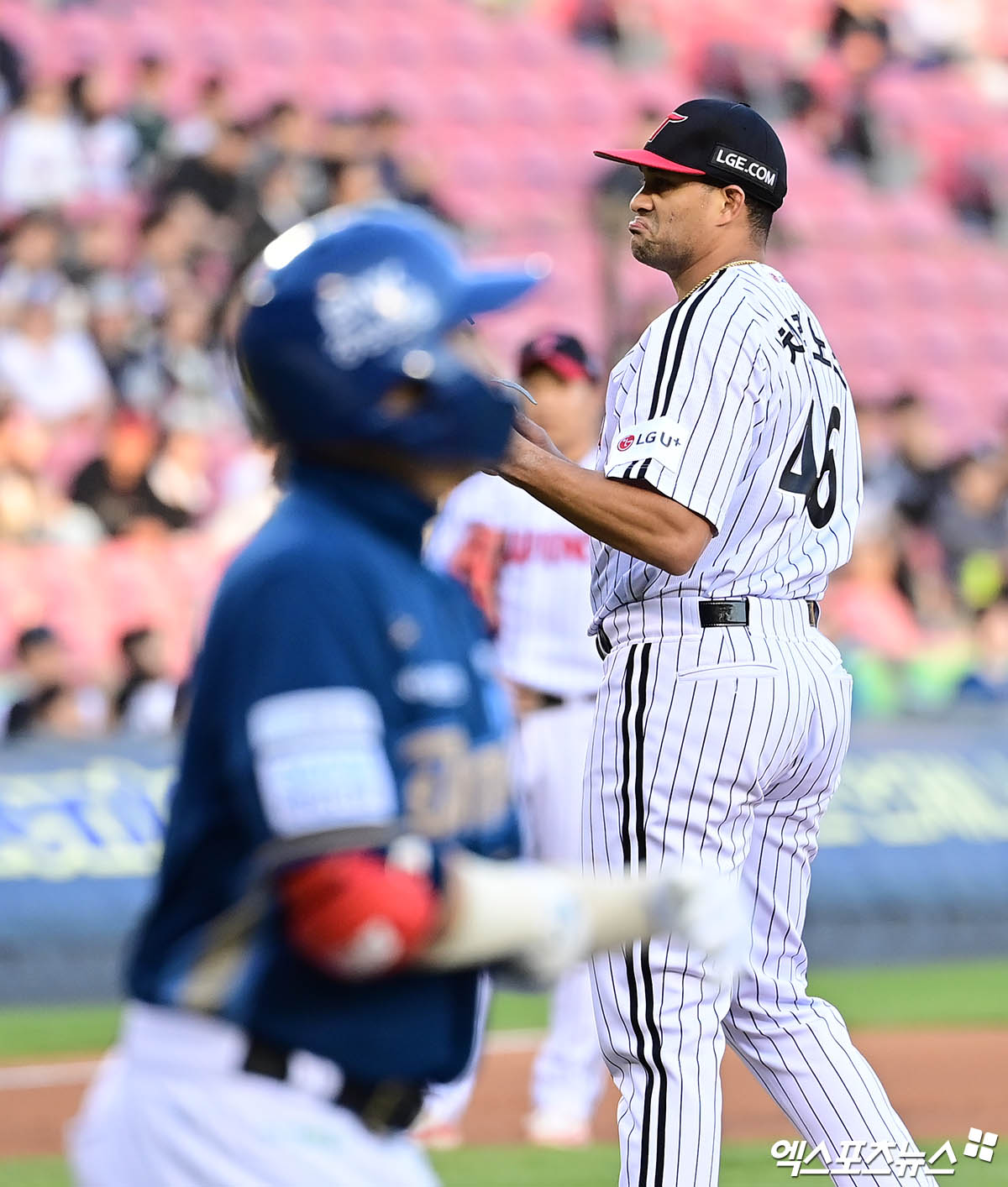 24일 오후 서울 송파구 잠실야구장에서 열린 '2025 신한 SOL Bank KBO리그' NC 다이노스와 LG 트윈스의 경기, 1회초 1사 1,3루 LG 선발투수 치리노스가 NC 손아섭에게 볼넷을 허용하며 만루가 되자 아쉬워하고 있다. 잠실, 박지영 기자