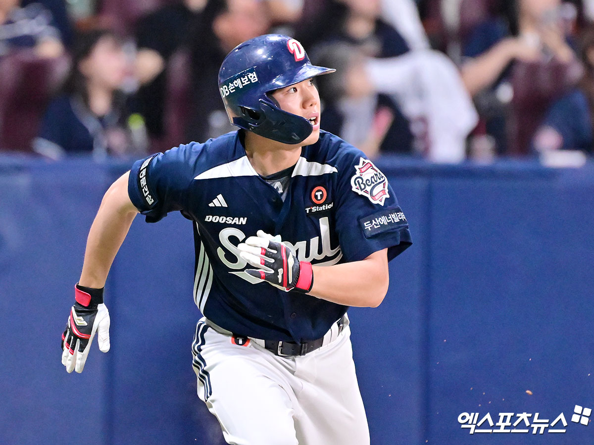 24일 오후 서울 구로구 고척스카이돔에서 열린 '2025 신한 SOL Bank KBO리그' 두산 베어스와 키움 히어로즈의 경기, 4회초 1사 3루 두산 오명진이 1타점 2루타를 날리고 있다. 고척, 김한준 기자