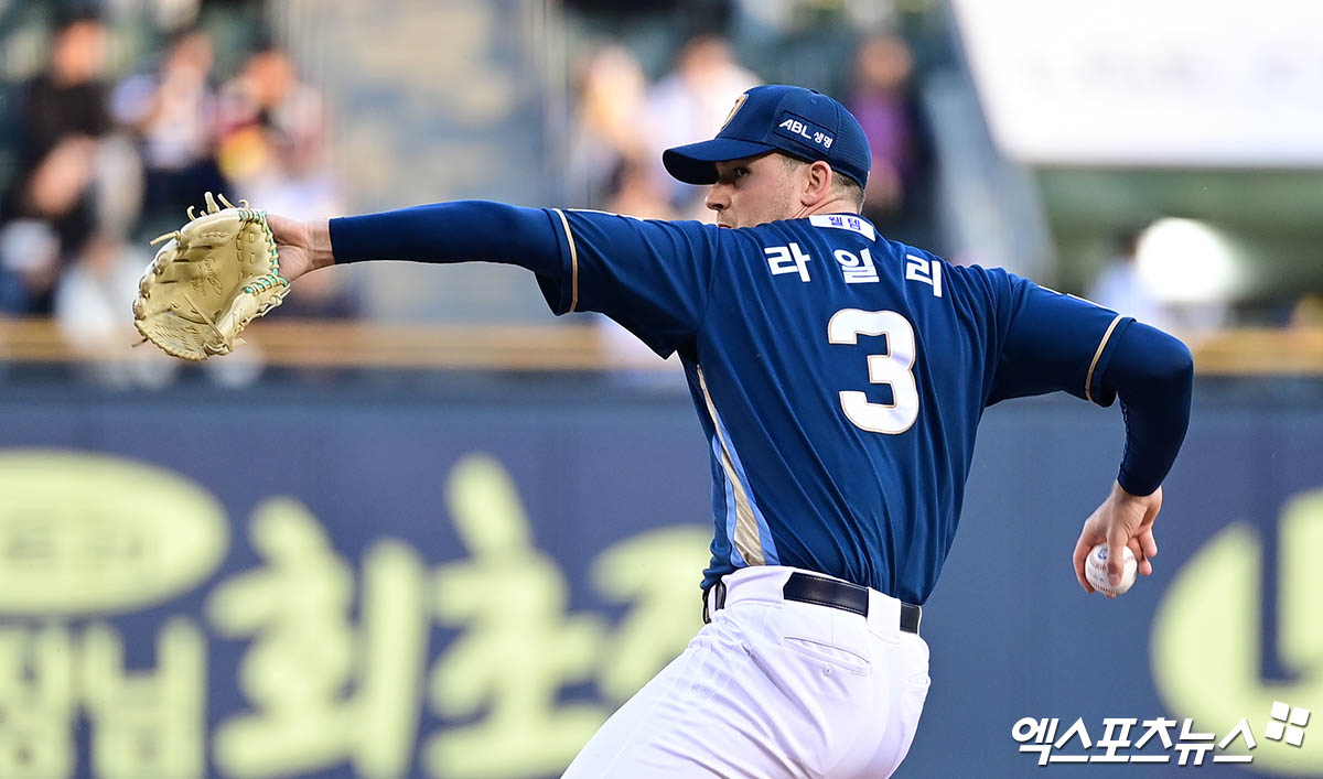 24일 오후 서울 송파구 잠실야구장에서 열린 '2025 신한 SOL Bank KBO리그' NC 다이노스와 LG 트윈스의 경기, 1회말 NC 선발투수 라일리가 역투하고 있다. 잠실, 박지영 기자