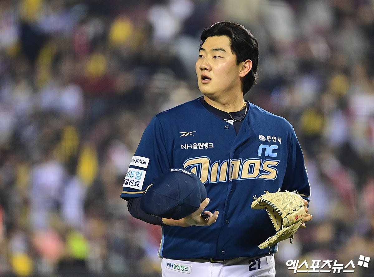 24일 오후 서울 송파구 잠실야구장에서 열린 '2025 신한 SOL Bank KBO리그' NC 다이노스와 LG 트윈스의 경기, 8회말 종료 후 NC 김시훈이 더그아웃으로 향하고 있다. 잠실, 박지영 기자