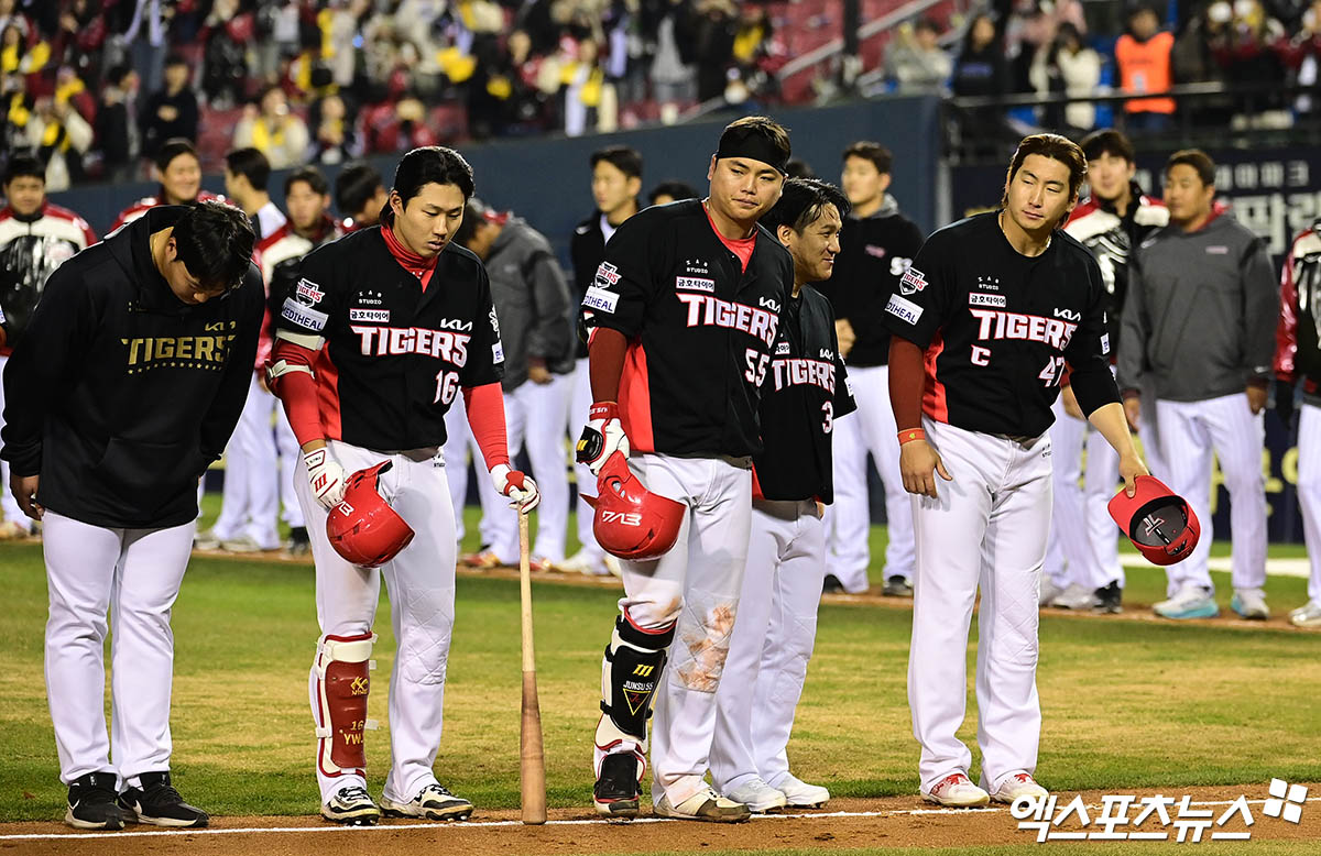 KIA 타이거즈 선수들이 정규시즌 경기에서 패한 뒤 팬들에게 인사하고 있다. 엑스포츠뉴스 DB