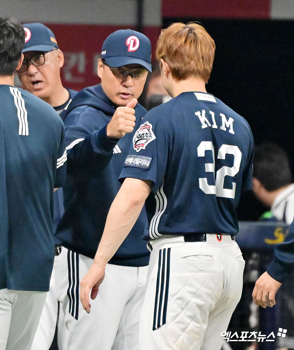 24일 오후 서울 구로구 고척스카이돔에서 열린 '2025 신한 SOL Bank KBO리그' 두산 베어스와 키움 히어로즈의 경기, 두산이 11안타를 몰아치며 키움에 9:3 승리를 거뒀다. 이날 경기에서 승리한 두산 이승엽 감독이 선수들과 함께 기뻐하고 있다. 고척, 김한준 기자