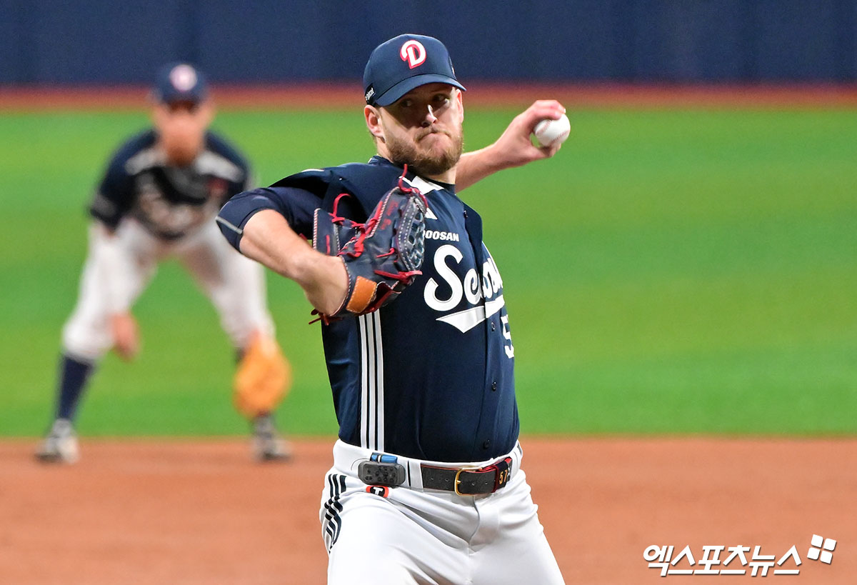 24일 오후 서울 구로구 고척스카이돔에서 열린 '2025 신한 SOL Bank KBO리그' 두산 베어스와 키움 히어로즈의 경기, 1회말 두산 선발투수 콜 어빈이 공을 힘차게 던지고 있다. 고척, 김한준 기자