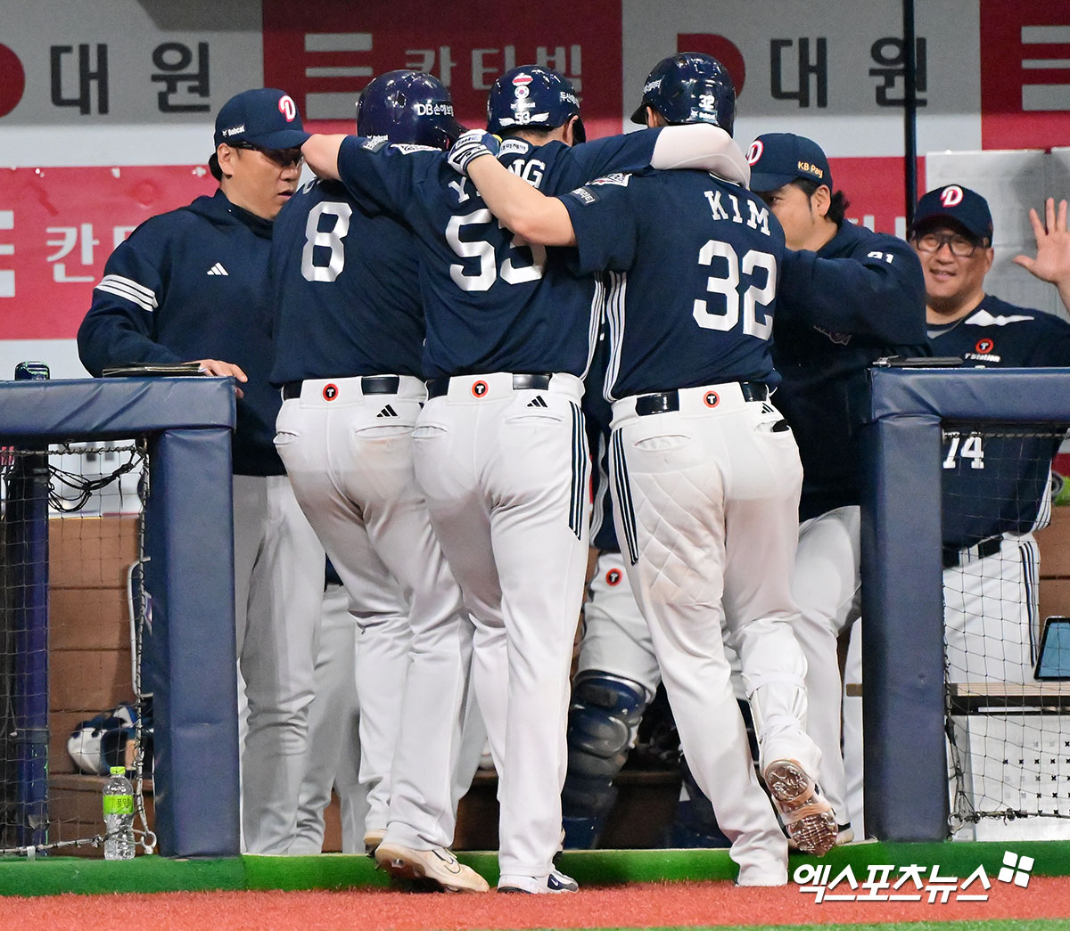 24일 오후 서울 구로구 고척스카이돔에서 열린 '2025 신한 SOL Bank KBO리그' 두산 베어스와 키움 히어로즈의 경기, 7회초 1사 1,2루 두산 김재환이 스리런 홈런을 날린 후 케이브 양석환과 함께 기뻐하고 있다.