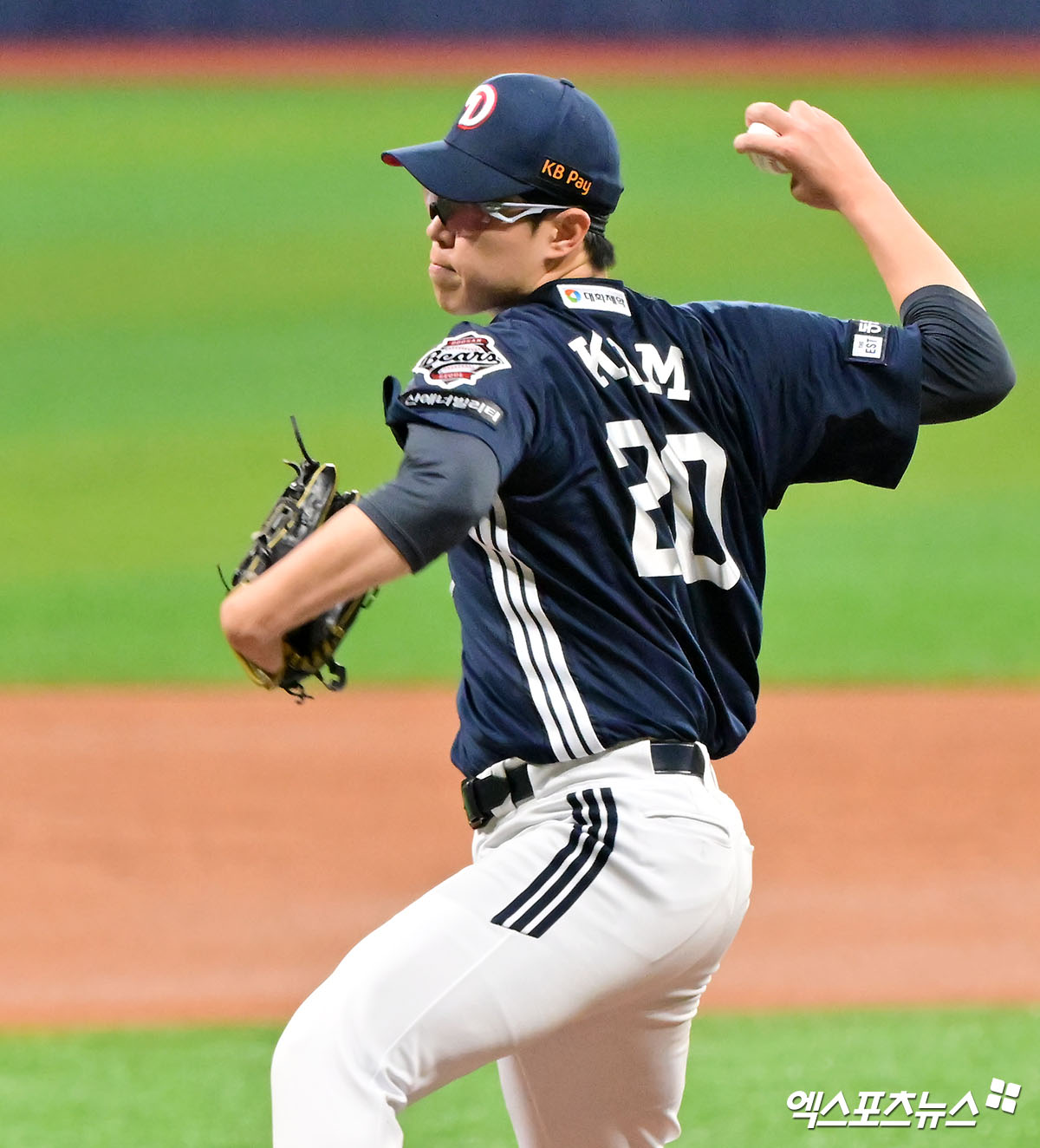 23일 오후 서울 구로구 고척스카이돔에서 열린 '2025 신한 SOL Bank KBO리그' 두산 베어스와 키움 히어로즈의 경기, 1회말 두산 선발투수 김유성이 공을 힘차게 던지고 있다. 고척, 김한준 기자