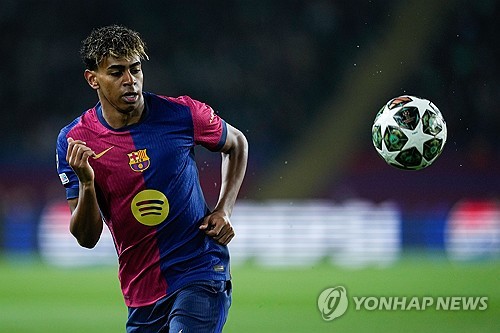 이탈리아 이적시장 전문 기자로 알려진 니콜로 스키라가 24일(한국시간) 자신의 사회관계망서비스(SNS) X를 통해 바르셀로나가 자신들의 현재이자 미래인 야말과 재계약을 맺을 준비를 하고 있다고 전했다. 연합뉴스